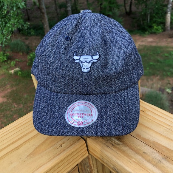 Mitchell & Ness Other - Mitchell and Ness Bulls Hat